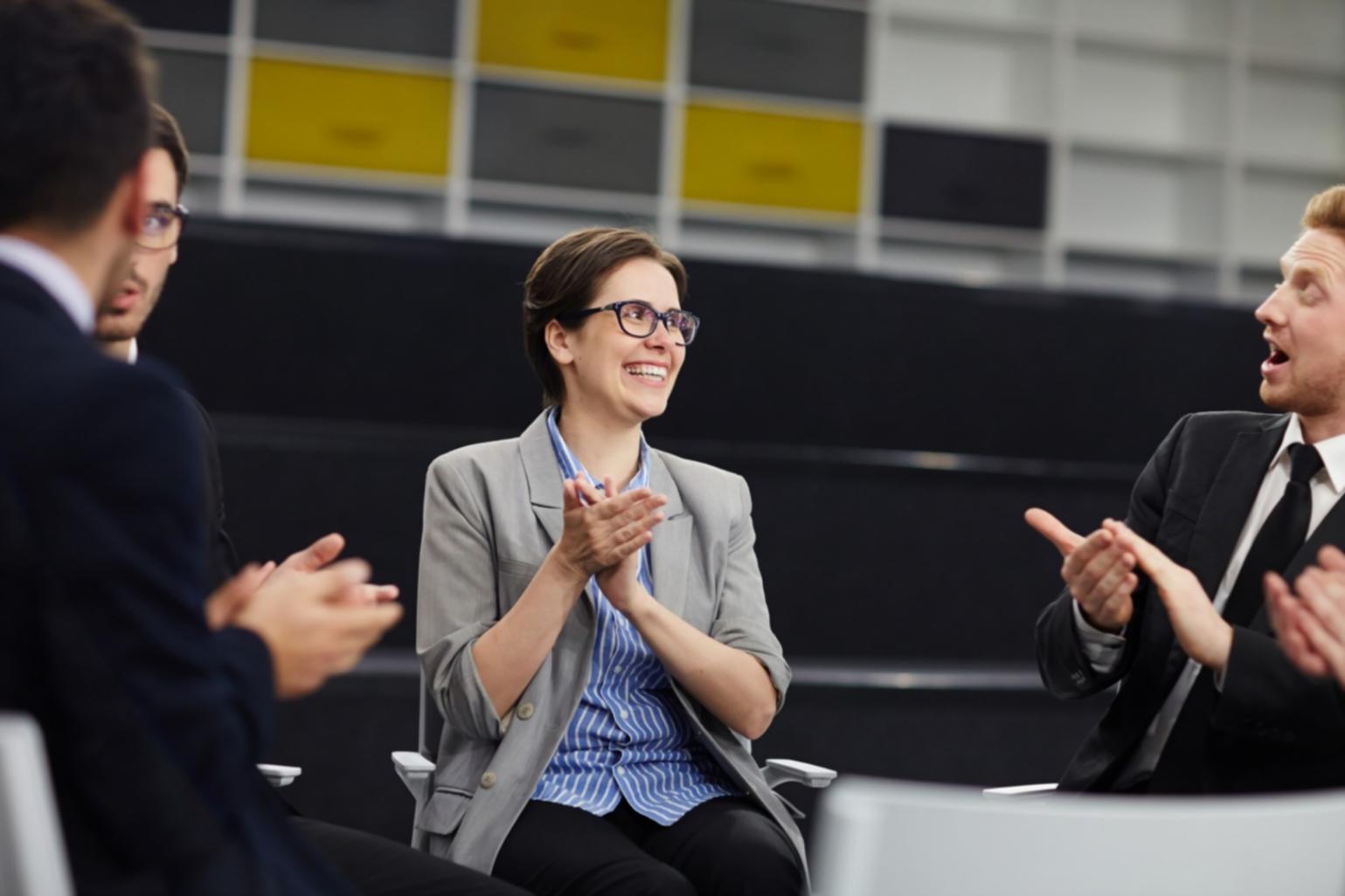 Consultation financière professionnelle avec documents et analyse